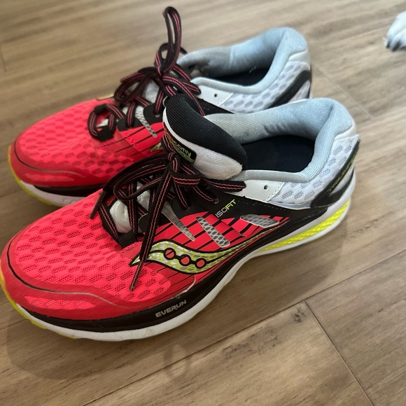 Women’s saucony running shoe - Picture 2 of 2